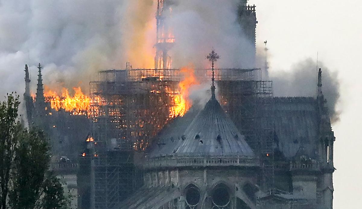 Notre Dame katedralinde yangın