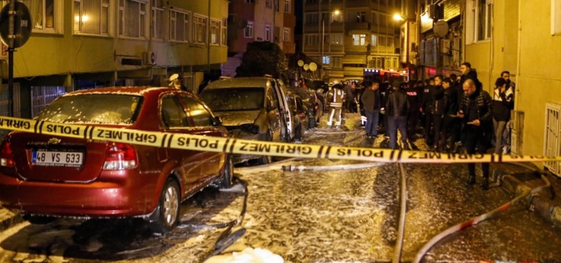 Fatih'te mahallede korku, araçlar kundaklandı