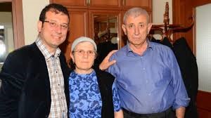  İmamoğlu, annesi ve babasıyla Umre'ye gitti.