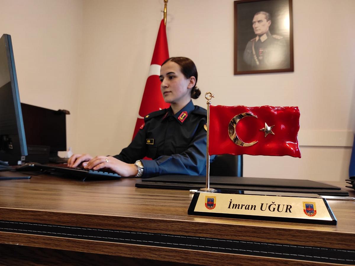 İstanbul'un ilk kadın jandarma karakol komutanı..