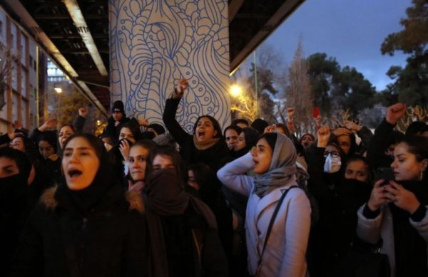 İran... Ali Hamaney’in posterini yırttılar