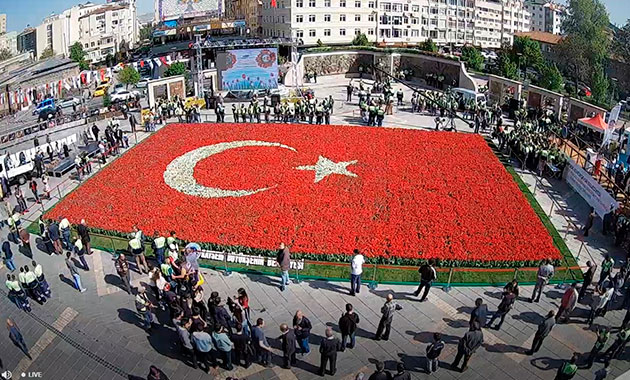 Türk Bayrağı temalı lale peyzajı