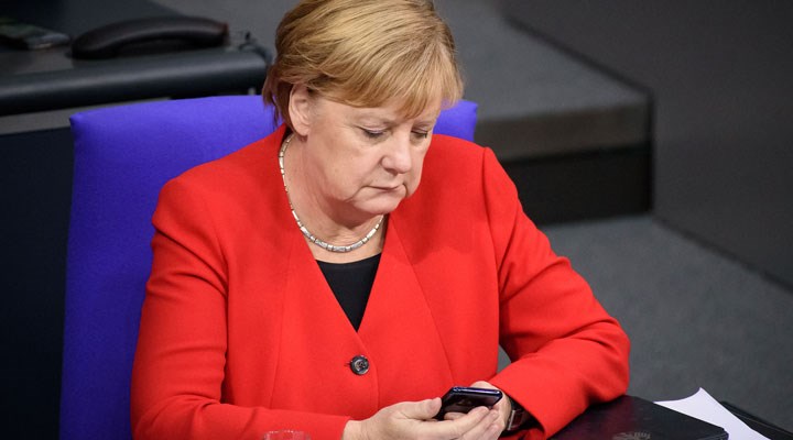 Telefonu, Merkel'in yüzüne kapattı